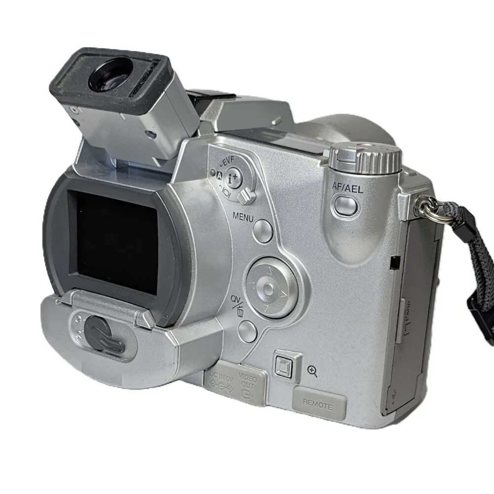 Konica Minolta DiMage 5 3.3 Mega Pixels 7x Optical Zoom Digital Camera POWERS ON